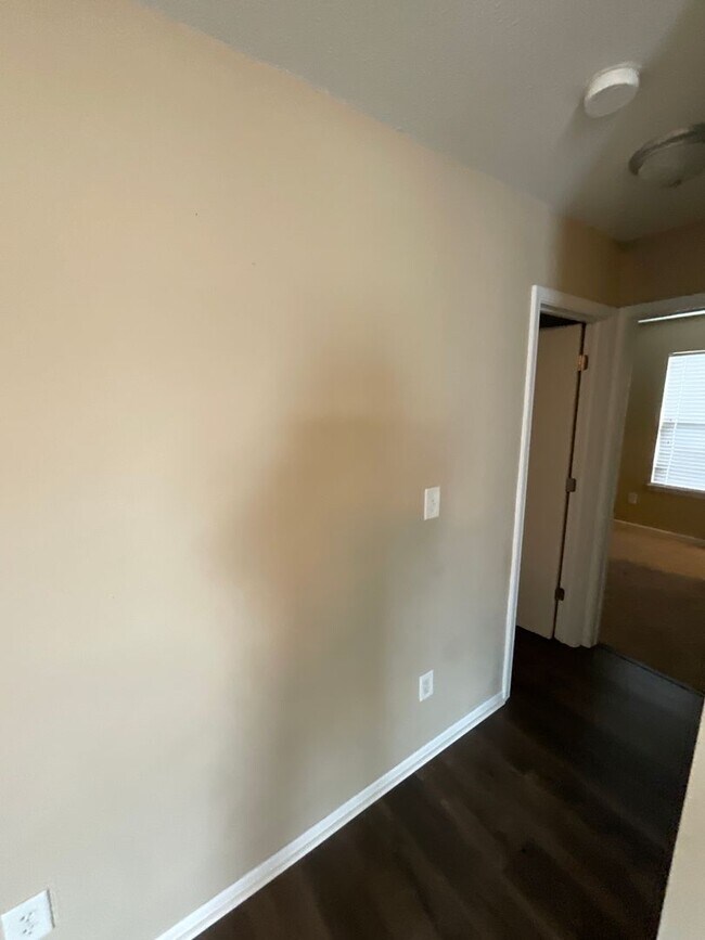 Building Photo - 3 Bedroom 2 Bathroom House Available