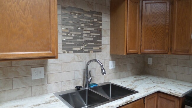 Building Photo - 433 S Kimball St