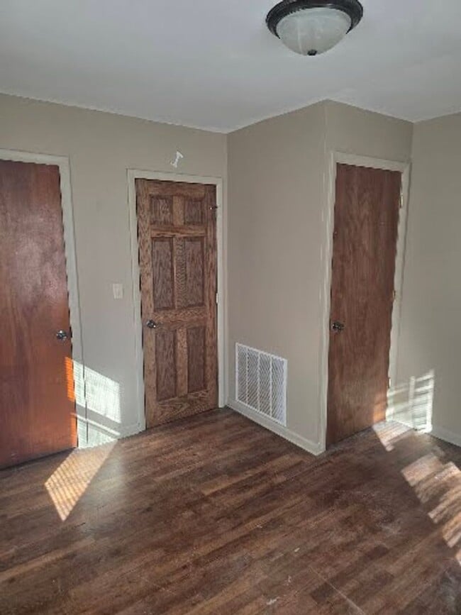 Building Photo - 3 Bed 1 Bath, Washer Dryer Hookup , Fenced in yard $1300 , $2800 to move in