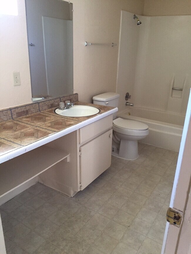 Interior Photo - 485 LINDEN