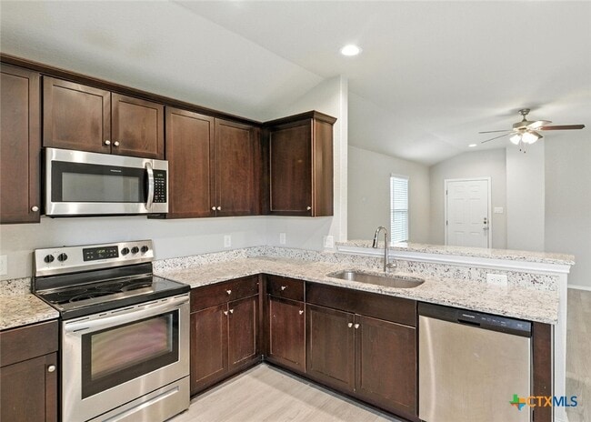 Building Photo - 737 Peak Pl