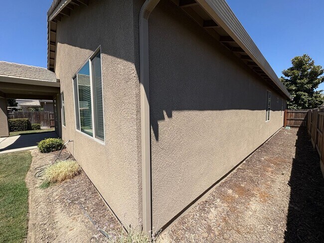 Building Photo - Lovely SE Tulare available now!