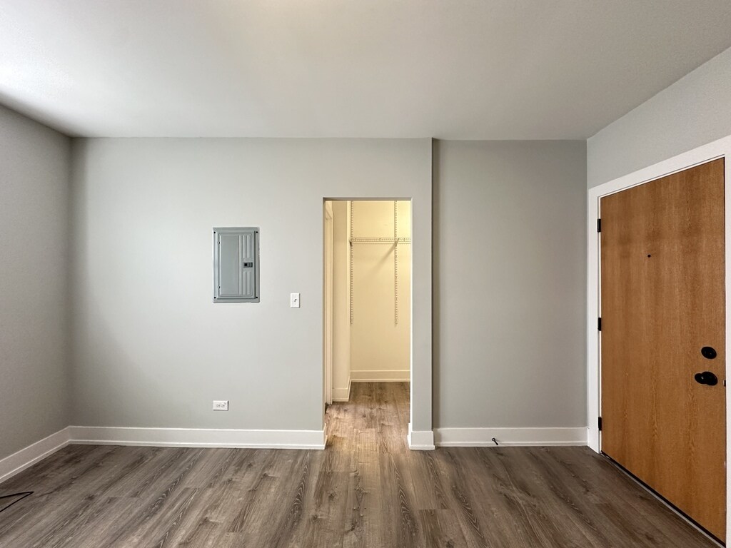 Building Photo - 533 W Belden Ave