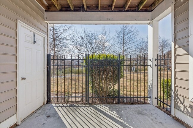 Building Photo - Suffolk Condo- Ready for move in