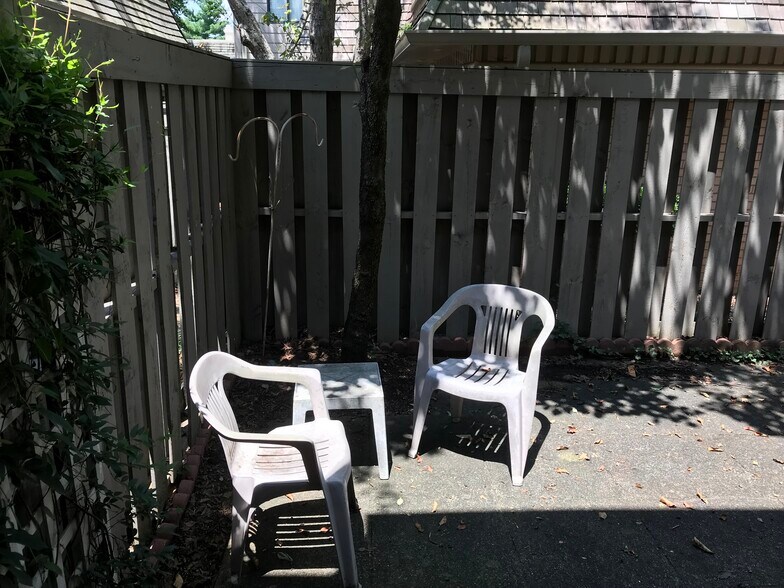 private patio - 3000 Hillsboro Pike