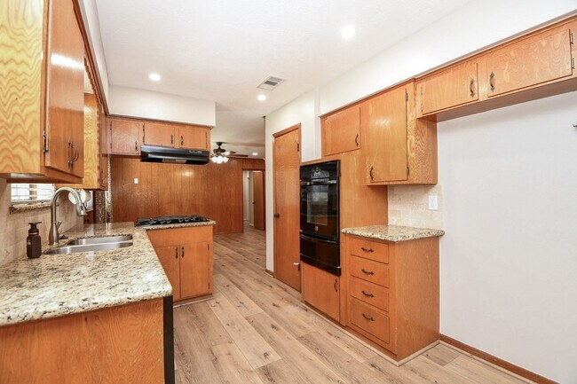 Building Photo - 2303 Willow Blvd