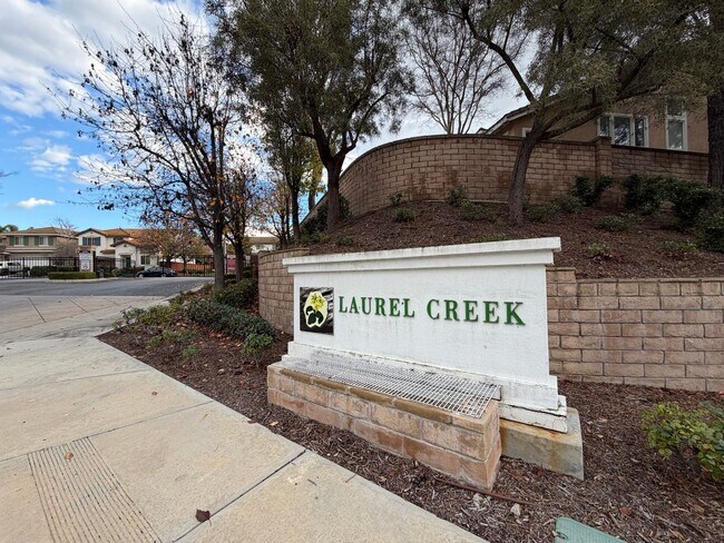 Building Photo - Move-In Ready 3 bedroom & 2.5 bathroom Home in the Gated Laurel Creek Community