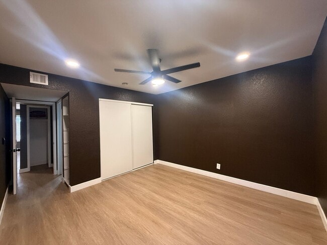 Building Photo - Recently remodeled 2-bed, 2-bath unit for rent in North Las Vegas!