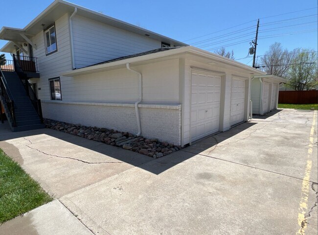 Building Photo - Remodeled 2 Bed 1 Bath Unit Near Children’s Hospital!