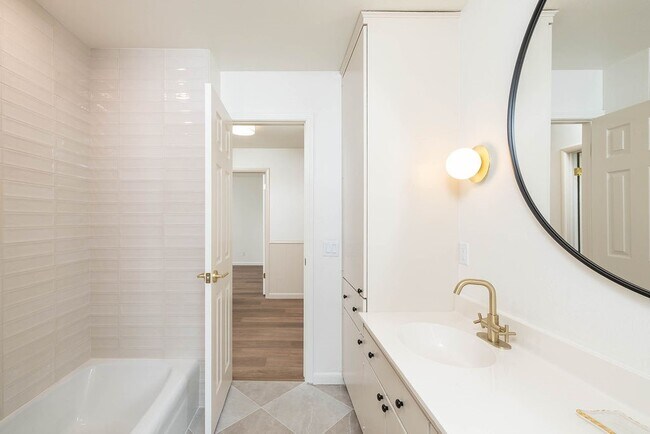 Building Photo - 884 Shrewsbury Ln