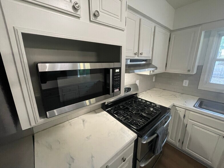 Building Photo - 8733 Hanover Dr