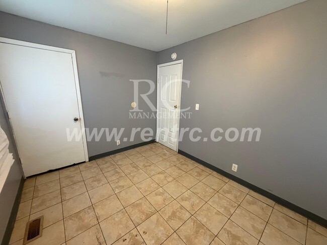 Building Photo - 907 Moore-