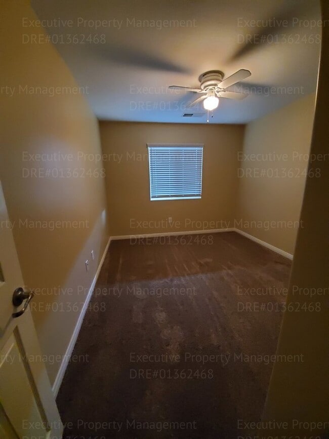 Building Photo - Spacious 4 bedroom 2 bathroom home