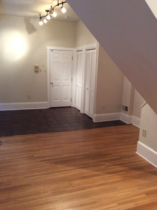 Building Photo - Unique Downtown York Apartment! 2 full baths!