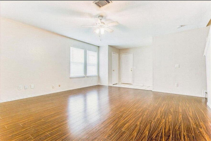 Building Photo - Room in Duplex on W Walton Way