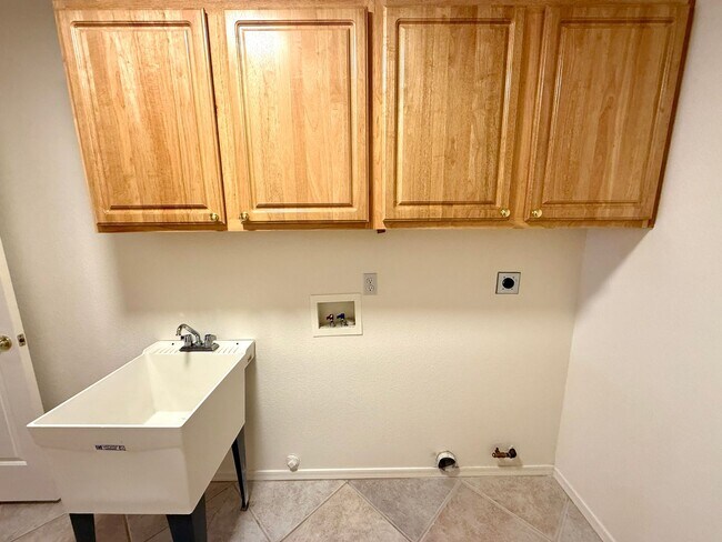 Building Photo - Beautiful 3 Bed / 2 Bath Home Backing to Cerbat Cliffs Golf Course!