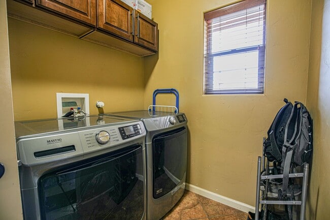 Building Photo - Beautiful 4 Bed 2 Bath - Dogs Allowed!