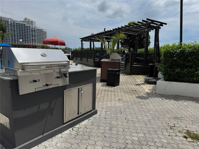 Building Photo - 825 Brickell Bay Dr