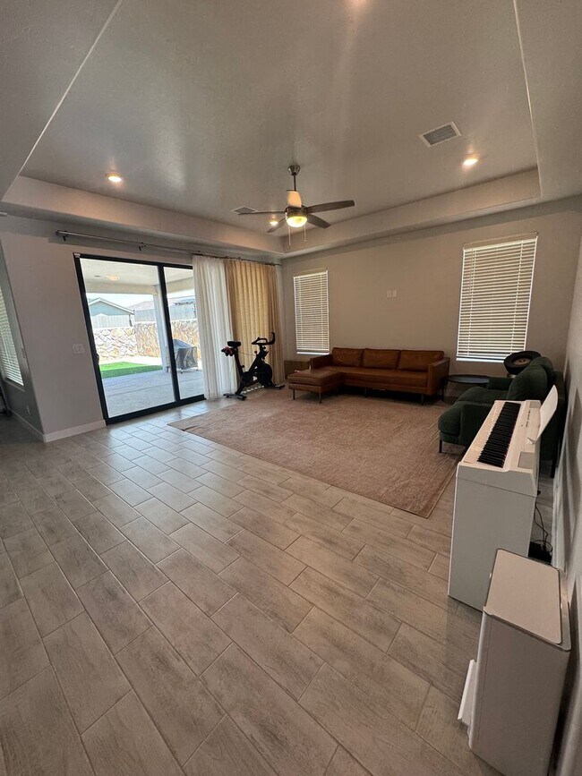 Building Photo - Gorgeous 4 bedroom plus office