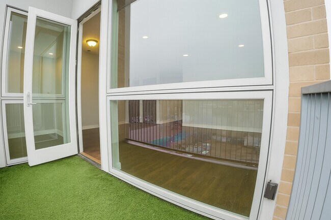 Building Photo - 3301 N Sheffield Ave