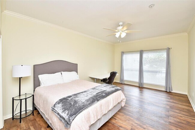 Building Photo - 12800 Melville Dr