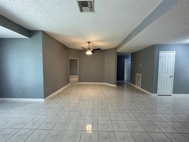 Building Photo - 3319 Green Fields Dr