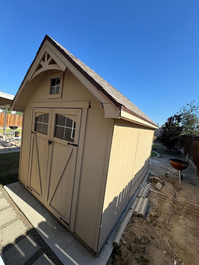 Building Photo - Beautiful single-family home with 6 Bedroo...