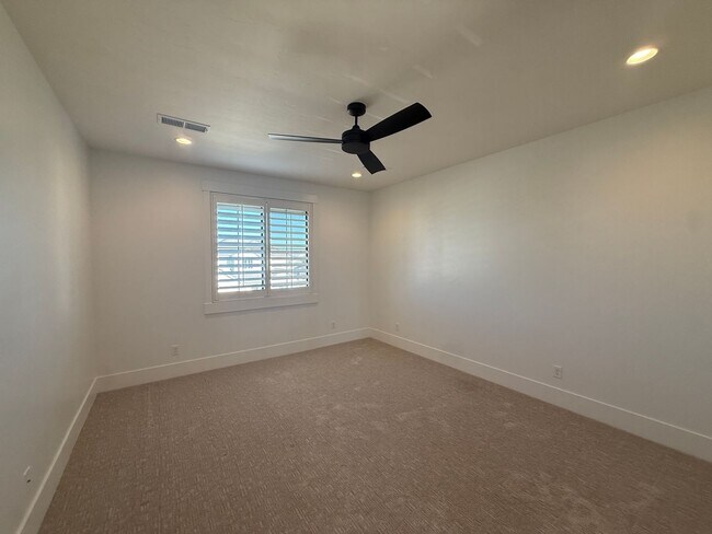 Building Photo - Gorgeous 5 bed 3.5 bath in Desert Canyons