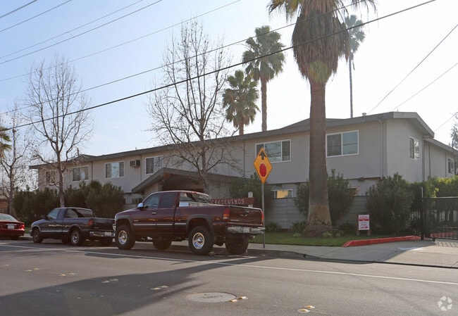 Primary Photo - Tradewinds Apartments