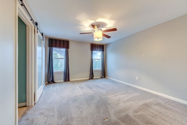 Building Photo - Gorgeous Updated 3 Bed 2.5 Bath Home w/2 C...