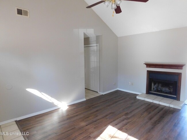 Building Photo - 5820 Briarwood Dr