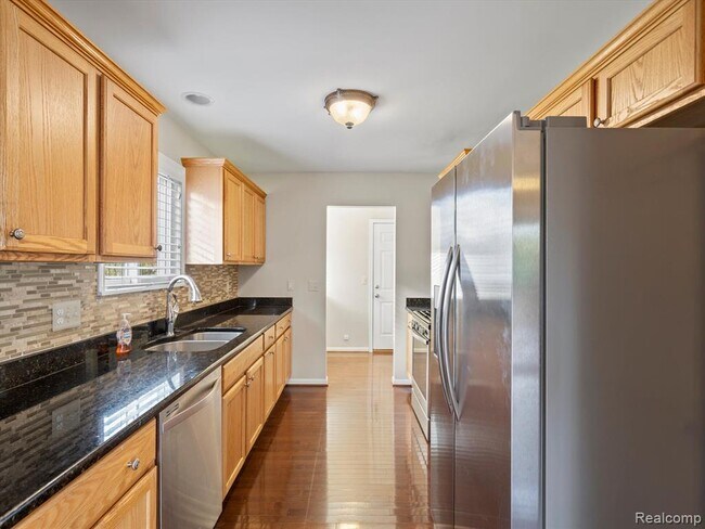 Building Photo - 987 Fairledge St