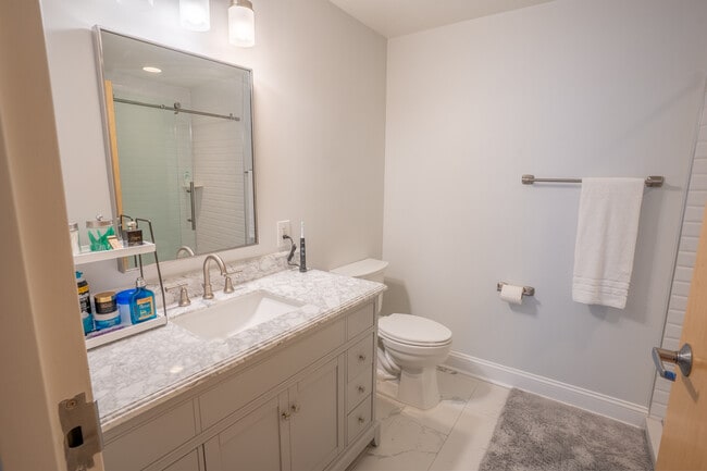 Building Photo - 75 Maple St