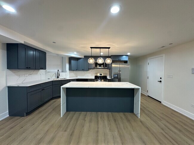 Building Photo - 4338 N Clarendon Ave