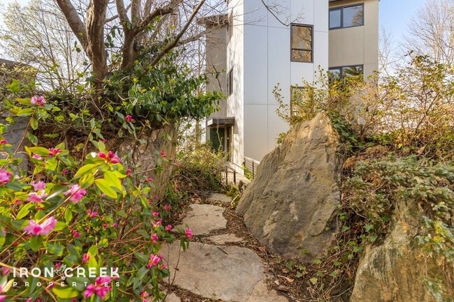Building Photo - 910 Rockhold Dr