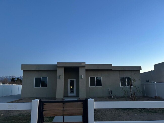 Primary Photo - 3 Bedroom Home with Garage for Rent Little...