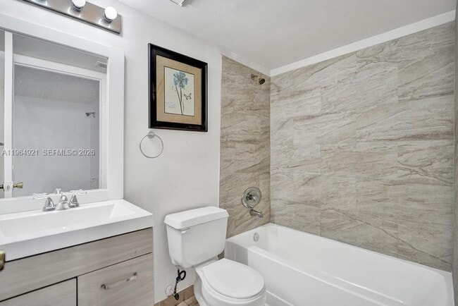 Building Photo - 351 Palm Way