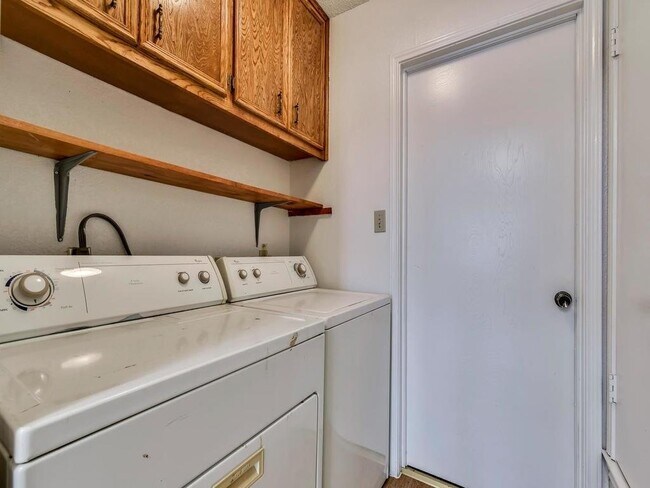 Building Photo - 506 Lakeway Dr
