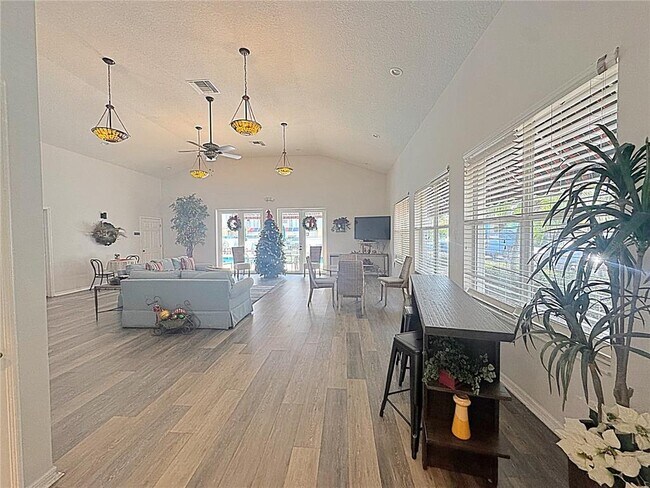 Building Photo - 1200 Country Club Dr