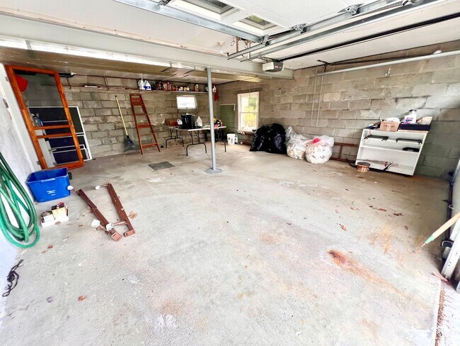Building Photo - Beautiful Home - 3 Bedroom 2.5 Bathroom - ...