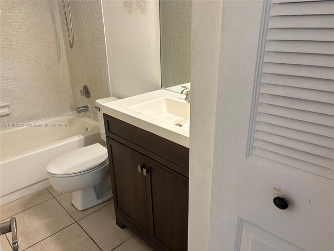 Building Photo - 4164 Inverrary Dr