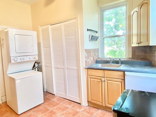 Building Photo - Spacious 2 Bed Plus Den - 1 Bath - Capitol...