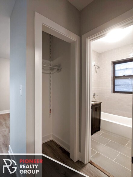 Building Photo - 711 W Brompton Ave