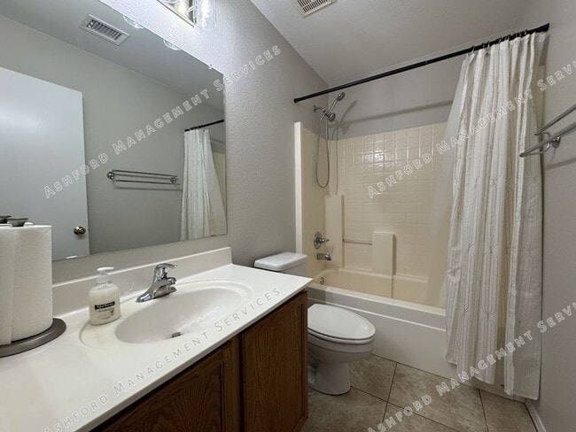 Building Photo - 3 BEDROOM WITH NO CARPET/LARGE YARD