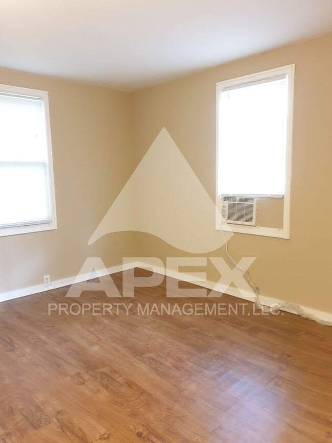 Building Photo - Spacious Top Floor 2 Bd - 1Ba Duplex Apartment in Fountain City!!