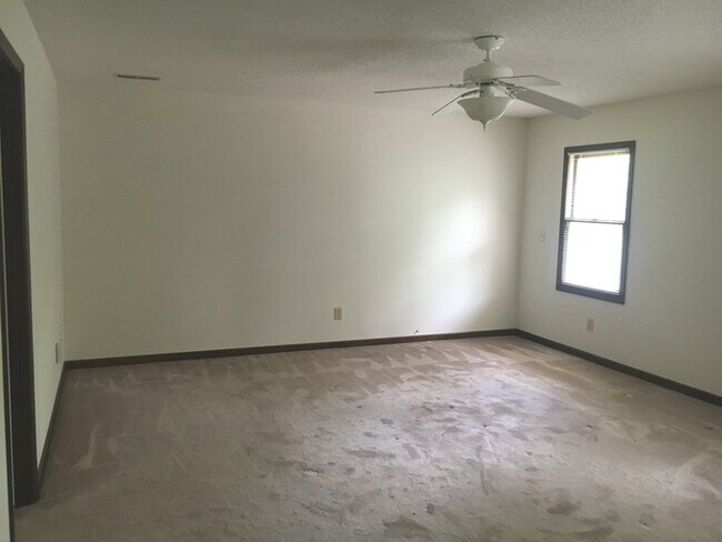 Building Photo - Hoggard school district, 6 Bedrooms, 2 Car...