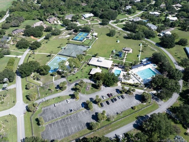 Building Photo - 2386 SW Creekside Dr