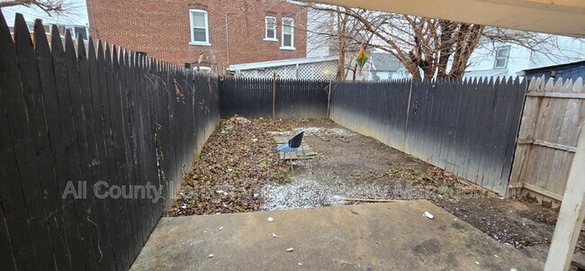 Building Photo - 129 W Sycamore St