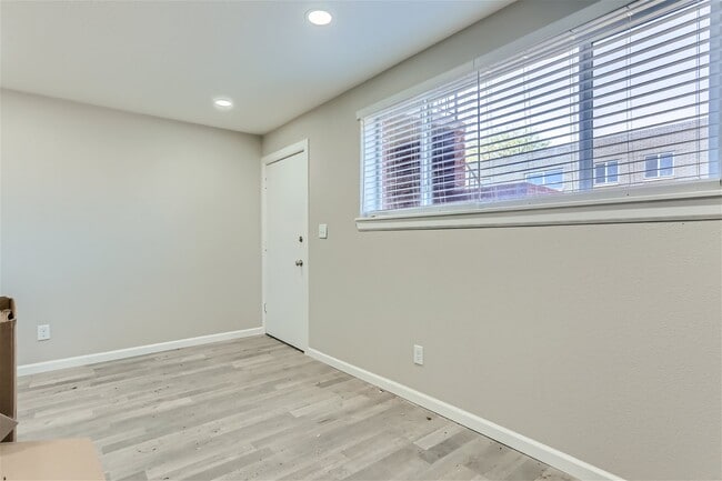 Building Photo - 2545 Kenton St