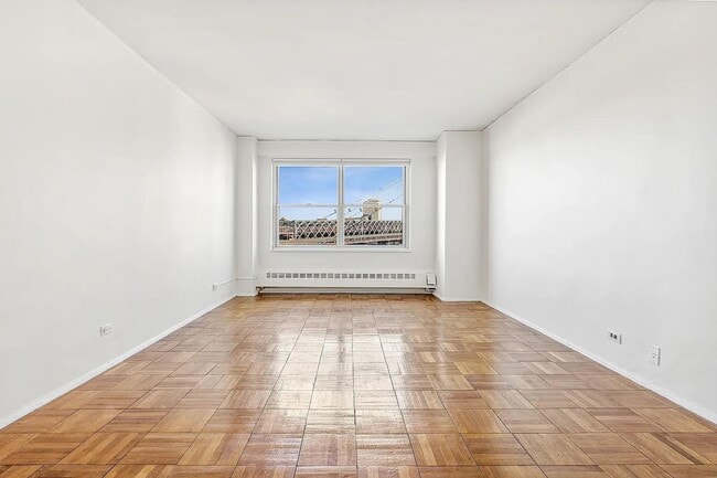 Building Photo - 570 Grand St